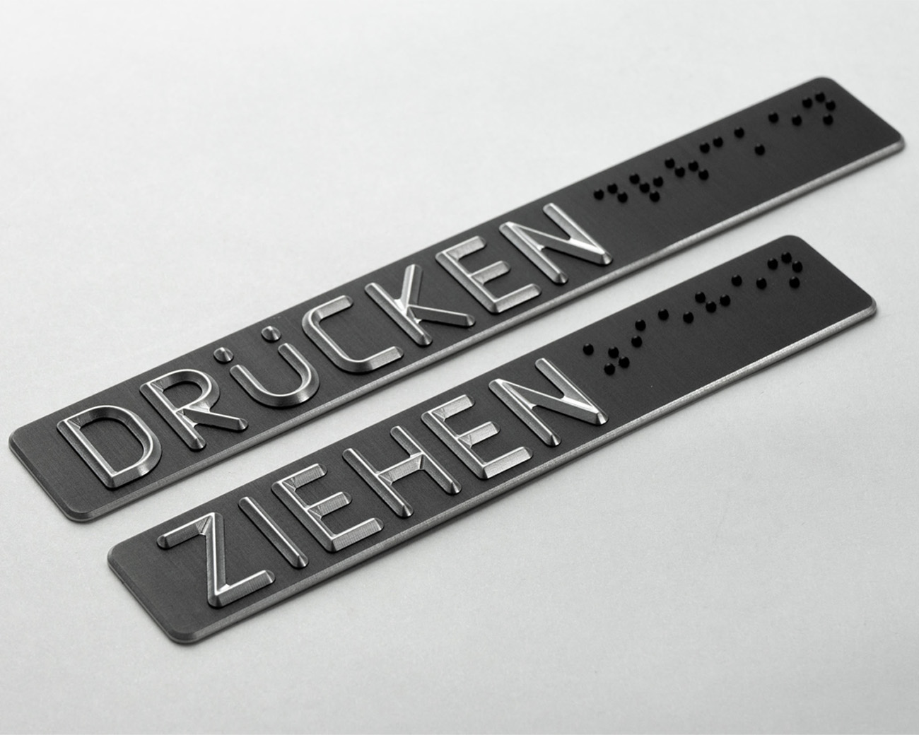 Taktiles Aluminiumschild schwarz eloxiert gefräst nach Ö V2105