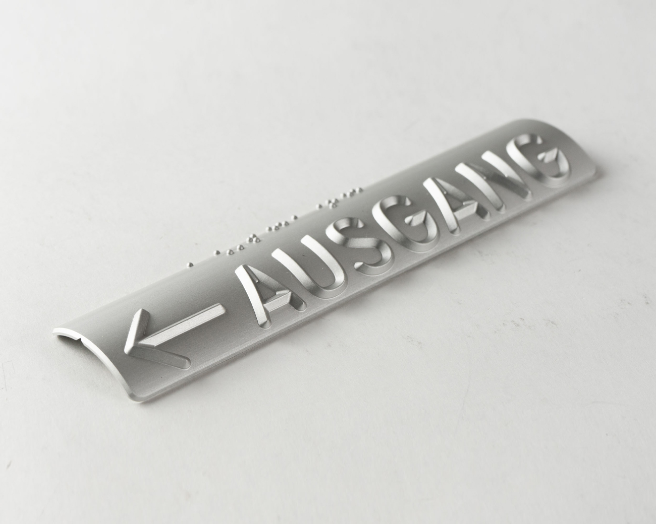 Handlaufschild rund Ø 40mm Aluminium silber eloxiert gefräst nach DIN32986 AUSGANG / NOTAUSGANG
