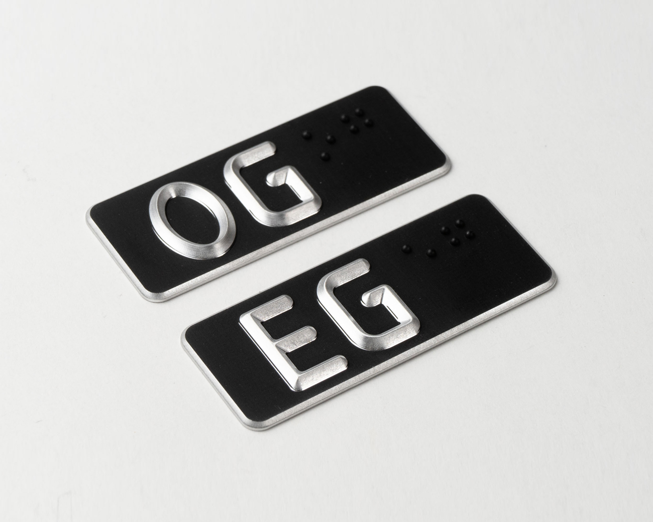 Handlaufschild flach Aluminium schwarz eloxiert gefräst nach Ö V2105