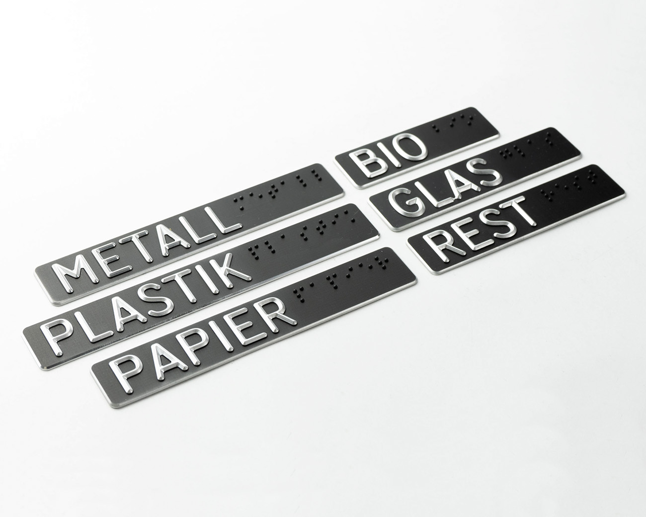 Taktiles Aluminiumschild schwarz eloxiert gefräst nach Ö V2105